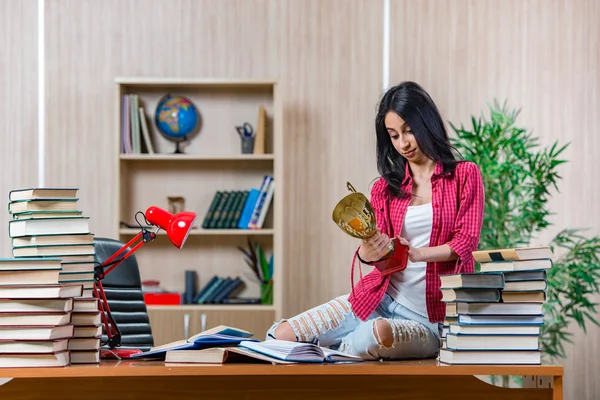 Giovane studentessa che si prepara per gli esami di scuola superiore — Foto Stock