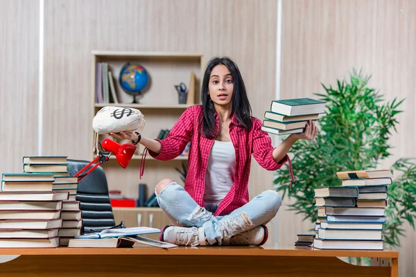 Giovane studentessa che si prepara per gli esami di scuola superiore — Foto Stock