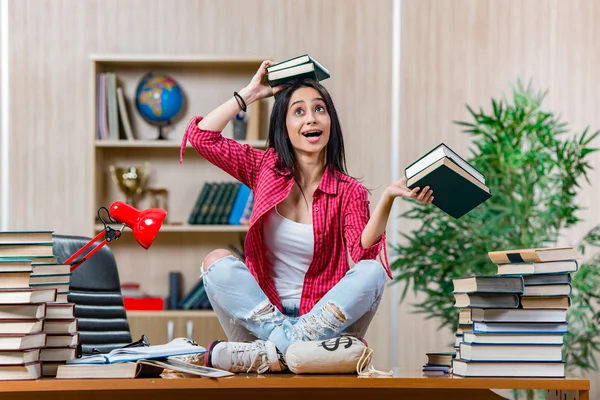 Joven estudiante preparándose para los exámenes de la escuela universitaria —  Fotos de Stock