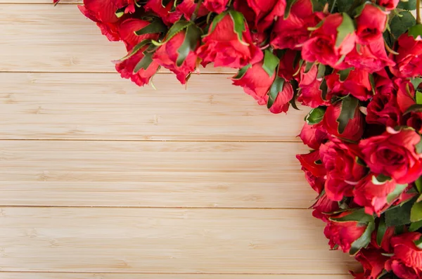 Flores de rosa dispostas com espaço de cópia para o seu texto — Fotografia de Stock