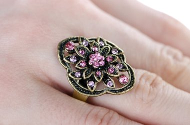 Parmağına taktığın mücevher yüzüğü.