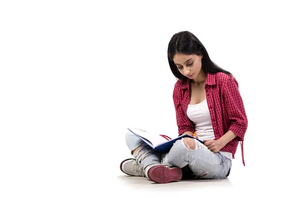 Junge Studentin bereitet sich auf Prüfungen vor — Stockfoto