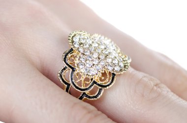 Parmağına taktığın mücevher yüzüğü.