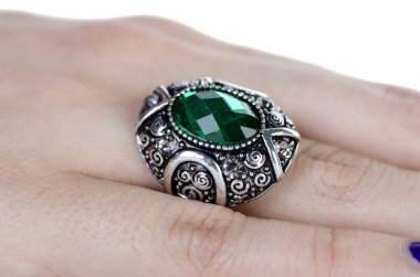 Parmağına taktığın mücevher yüzüğü.