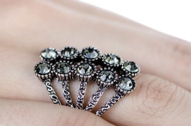 Parmağına taktığın mücevher yüzüğü.