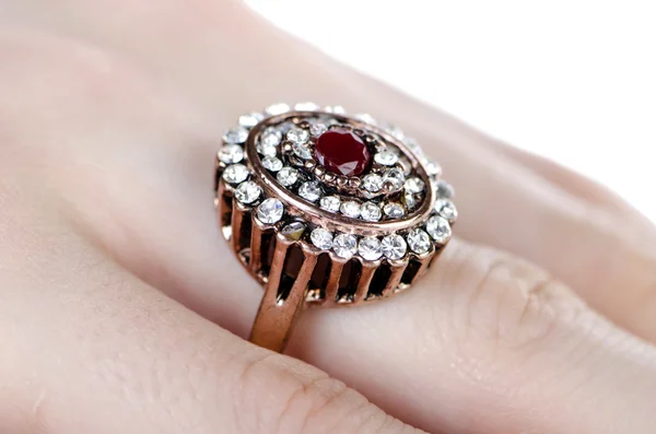 Sieraden ring gedragen aan de vinger — Stockfoto