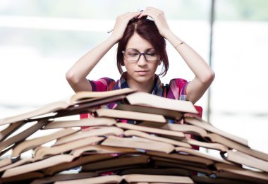 Üniversite sınavlarına hazırlanan genç kız öğrenci.