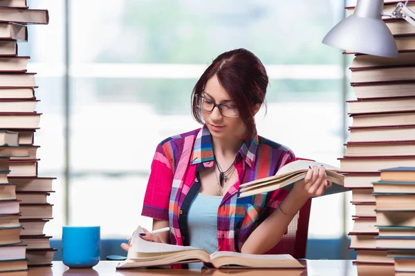 Jonge vrouw student voorbereiding voor college examens — Stockfoto