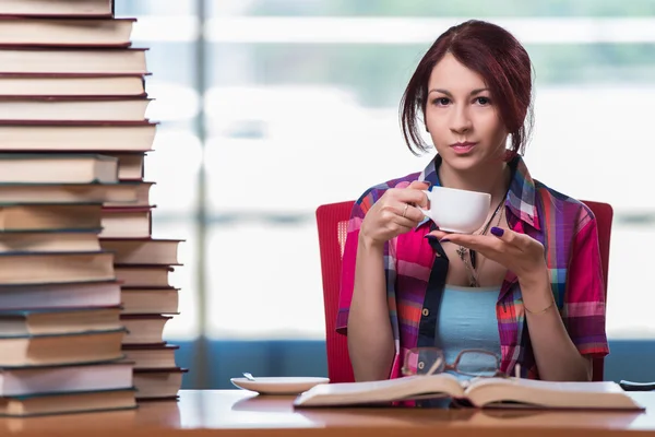 Estudiante joven preparándose para exámenes universitarios —  Fotos de Stock