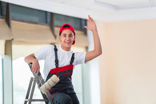 Joven pintor pintando el techo en concepto de construcción —  Fotos de Stock