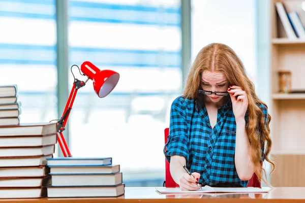 Junge Studentin bereitet sich auf Prüfungen vor — Stockfoto