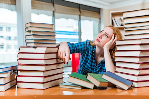 Jeune étudiante se préparant aux examens — Photo