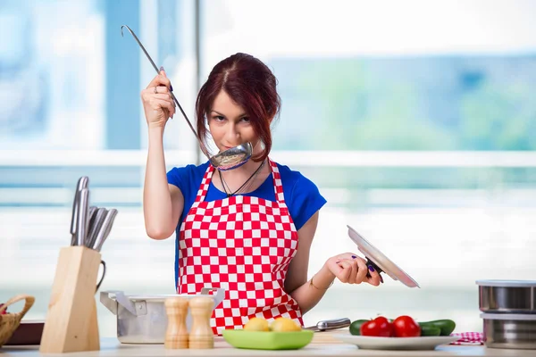 Mulher preparando sopa na cozinha — Fotografia de Stock