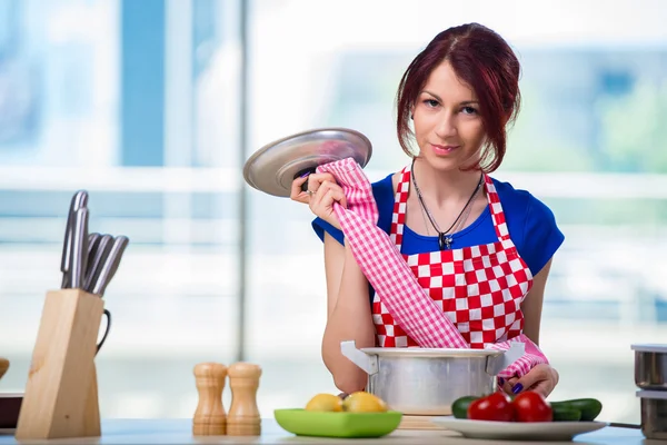 Kobieta, przygotowanie zupy w kuchni — Zdjęcie stockowe