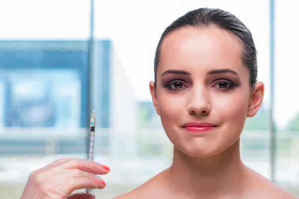 Güzel kadın Botox enjeksiyon için hazırlanıyor — Stok fotoğraf