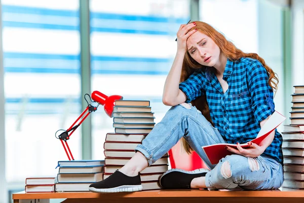 Jeune étudiante se préparant aux examens — Photo