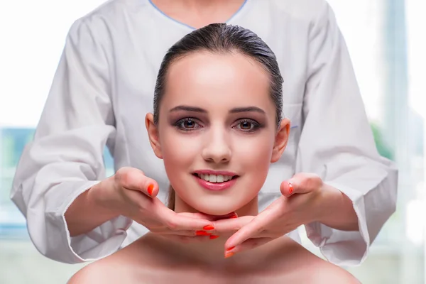 Giovane donna durante la sessione di massaggio viso e pelle — Foto Stock