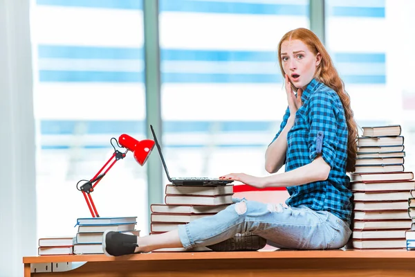 Joven estudiante preparándose para los exámenes —  Fotos de Stock