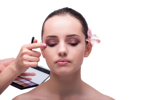 Bella donna durante la sessione di cosmetici make-up isolato su whi — Foto Stock