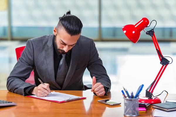 Trauriger Geschäftsmann sitzt im Büro — Stockfoto