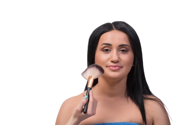 Ung kvinna att få make-up isolerad på vit — Stockfoto