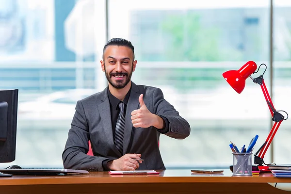 Un homme avec ses pouces dans le bureau — Photo