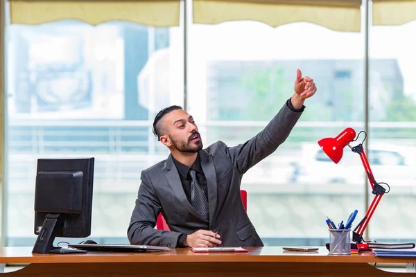 Uomo con i pollici in alto sulla scrivania dell'ufficio — Foto Stock