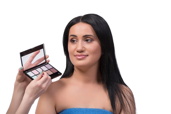 Молодая женщина получает макияж изолированы на белом — стоковое фото