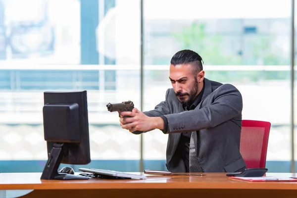 Zły agresywne biznesmen z pistoletu w biurze — Zdjęcie stockowe