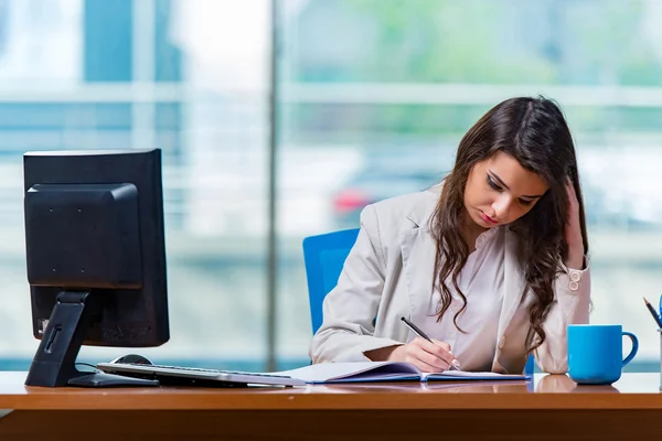 Empresária sentada na mesa do escritório — Fotografia de Stock