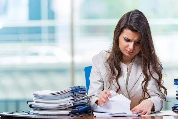 Empresaria sentada en el escritorio de la oficina — Foto de Stock