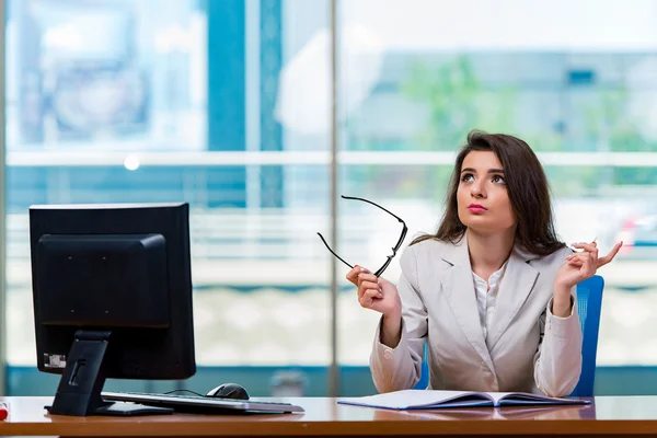 Bizneswoman siedzi przy biurku — Zdjęcie stockowe
