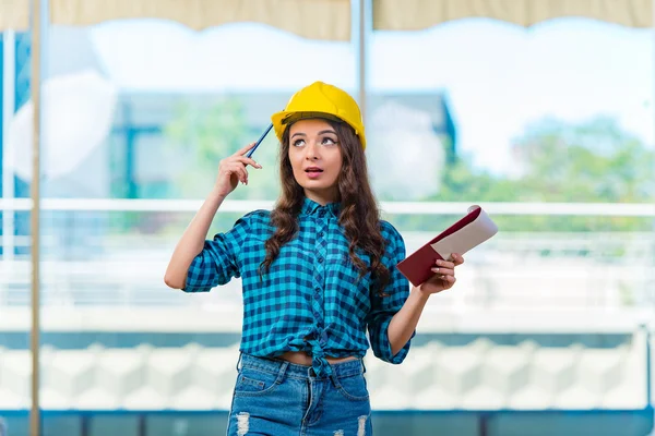 Mujer constructora tomando notas en el sitio de construcción — Foto de Stock