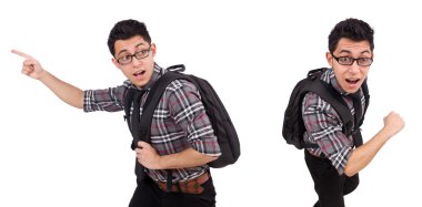 Sırt çantalı genç bir çalışan beyaza izole edilmiş.