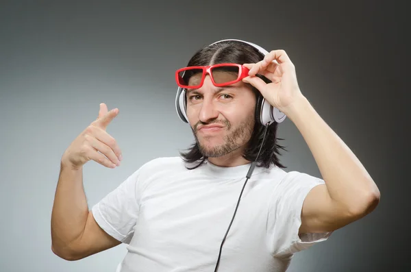 Joven con auriculares en concepto de DJ —  Fotos de Stock