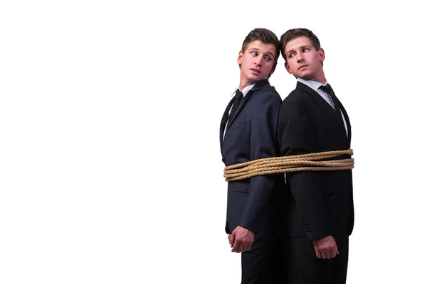 Брати-близнюки пов'язані мотузкою ізольовані на білому — стокове фото