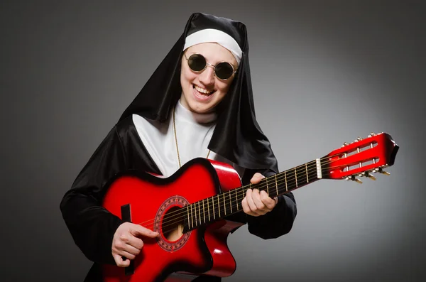 Lustige Nonne mit roter Gitarre — Stockfoto
