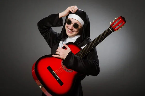 Lustige Nonne mit roter Gitarre — Stockfoto