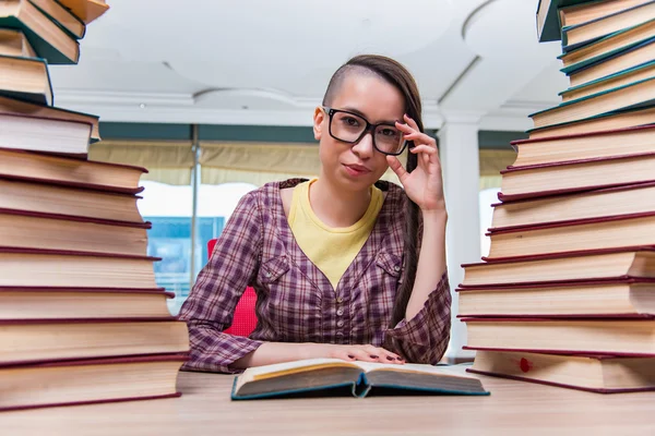 Student förbereder sig för collegeprov — Stockfoto