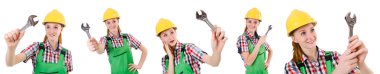 İngiliz anahtarı olan Constructon işçisi kadın beyaz üzerine izole edilmiş.