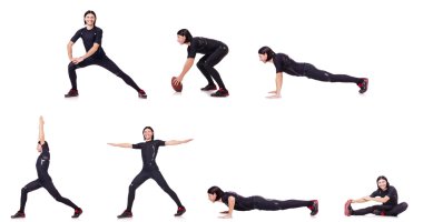 Genç adam beyazlar üzerinde alıştırma yapıyor.