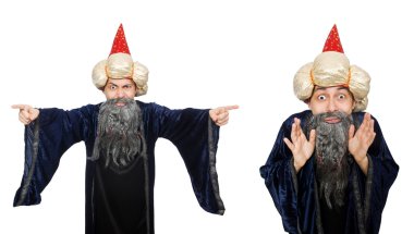 Komik bilge büyücü beyazda izole edilmiş.