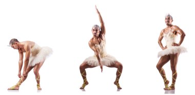 Beyaz bale etekli adam izole edilmiş.