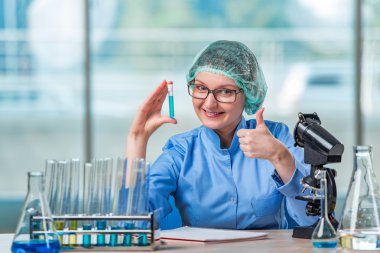 Kimyasal çözümler üzerinde çalışan deneyimli asistan