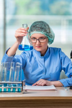 Kimyasal çözümler üzerinde çalışan deneyimli asistan