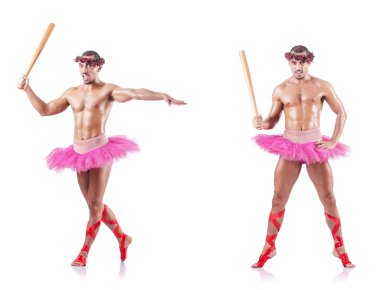 Beyaz bale eteği giyen adam izole edilmiş.