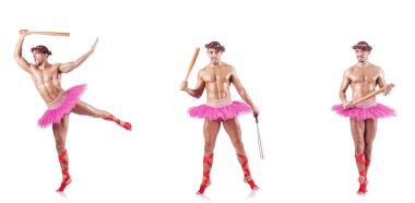 Beyaz bale eteği giyen adam izole edilmiş.