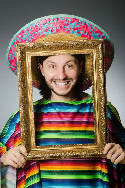 Grappige mens met sombrero en foto frame — Stockfoto