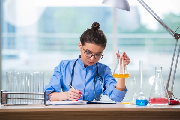 Женщина-врач проводит химические тесты в лаборатории — стоковое фото