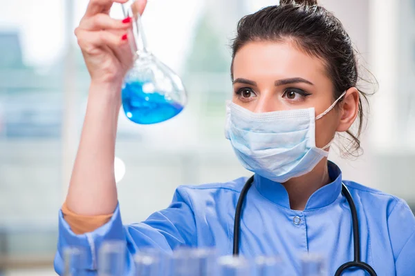 Doctora haciendo pruebas químicas en laboratorio —  Fotos de Stock